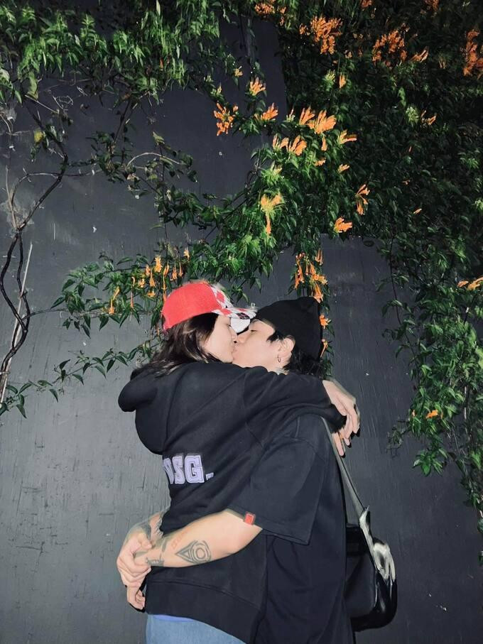 Mới đây nhất, cư dân mạng tiếp tục truyền tay nhau hình ảnh được cho là Bảo Anh khóa môi chàng trai trẻ. Trong ảnh, nữ ca sĩ và chàng trai ôm chặt, trao nhau nụ hôn mặn nồng, gương mặt hạnh phúc. Người hâm mộ nhanh chóng phát hiện chàng trai trong bức ảnh không ai khác là NEGA - thành viên team Bảo Anh ở Street Dance Việt Nam mùa đầu tiên.