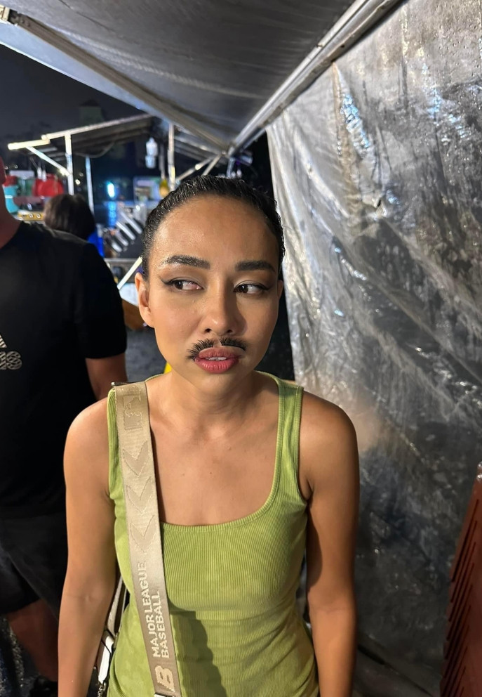 Thảo Trang gây cười khi dán râu giả ở hậu trường show diễn.