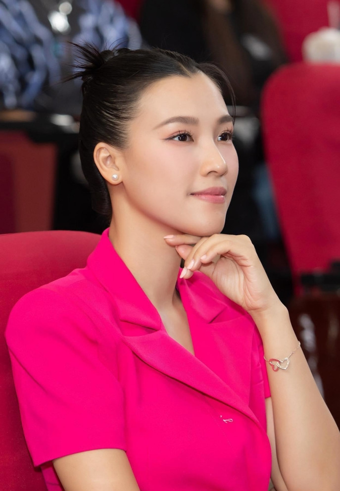 Á hậu - MC Hoàng Oanh thấy mình dễ hạnh phúc vì luôn biết tha thứ.