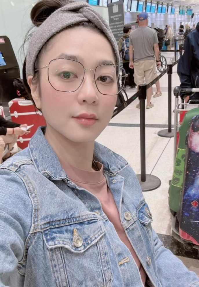 Hà Thanh Xuân selfie trong lúc chờ check-in máy bay. Nữ ca sĩ rạng rỡ sau tin nghi vấn ly hôn chồng doanh nhân.