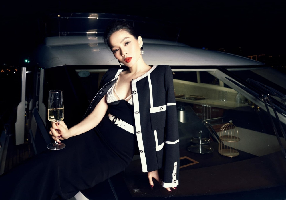 Lệ Quyên hưởng thụ cuộc sống xa hoa. Nữ ca sĩ diện đồ hiệu, ngồi du thuyền ngắm cảnh đêm.