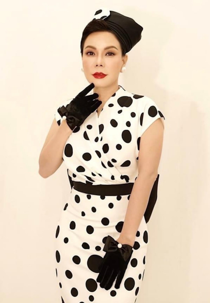 Việt Hương lạ lẫm với trang phục đen - trắng, hào hứng chuẩn bị loạt dự án mới.