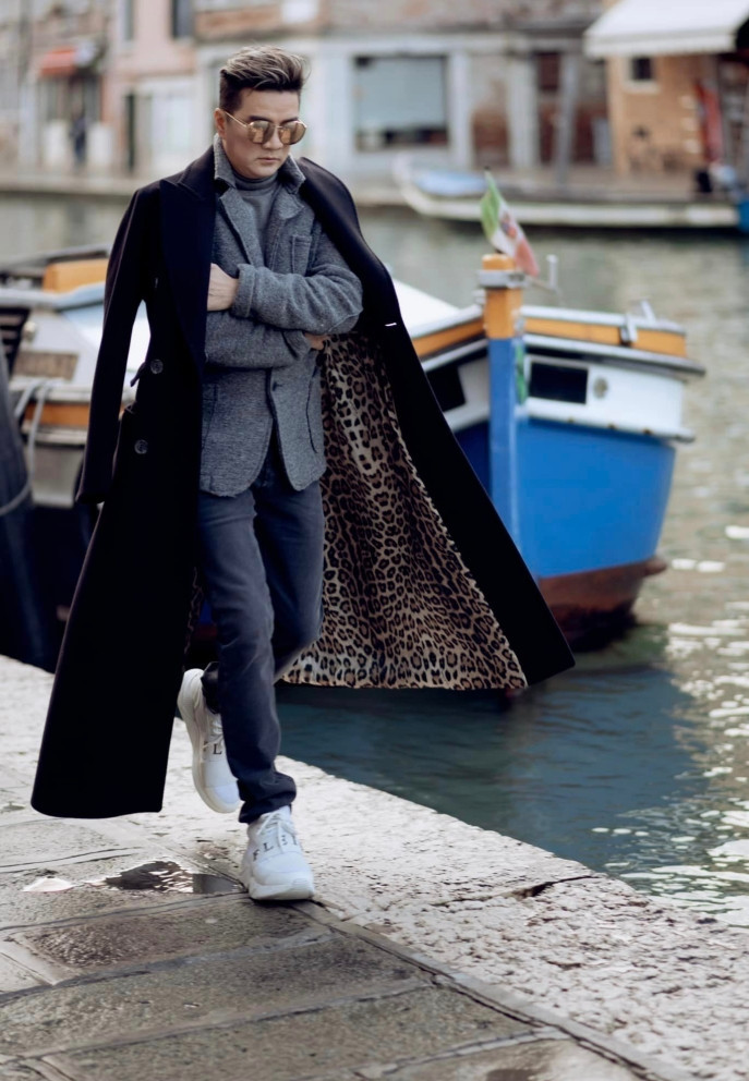 Đàm Vĩnh Hưng diện đồ sang trọng dạo phố ở châu Âu.