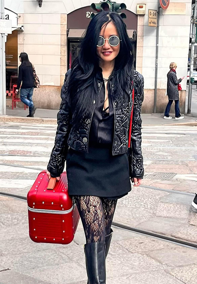 Sao Việt 17/4: Hồng Nhung diện set đồ cá tính đi dự triển lãm nghệ thuật tại Milan, Italia.