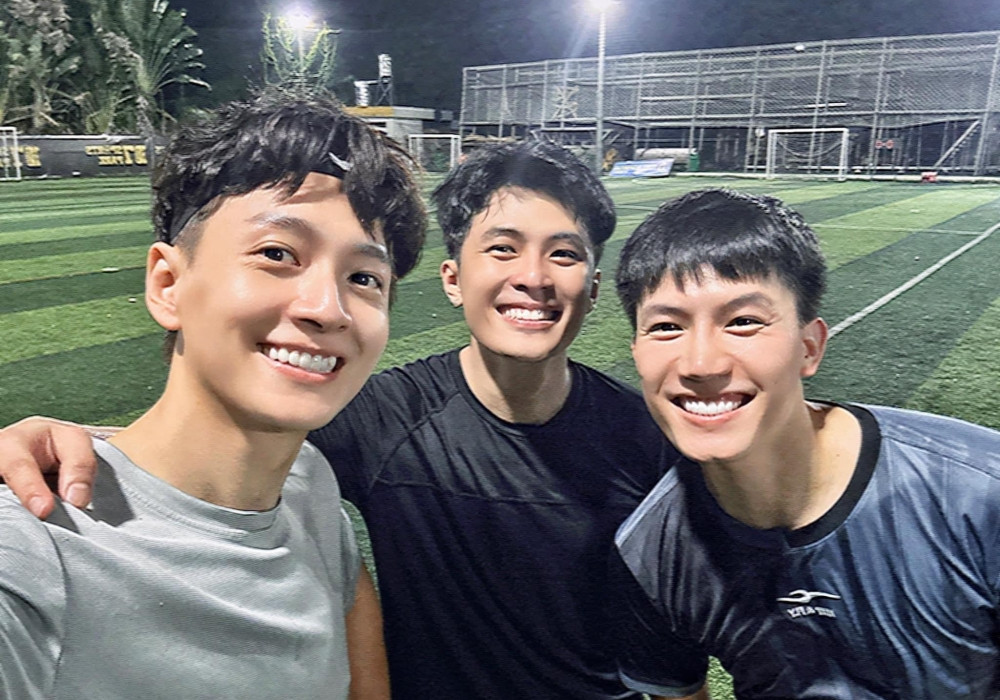Ngô Kiến Huy, Gin Tuấn Kiệt cùng Anh Tú selfie trước giờ ra sân bóng.