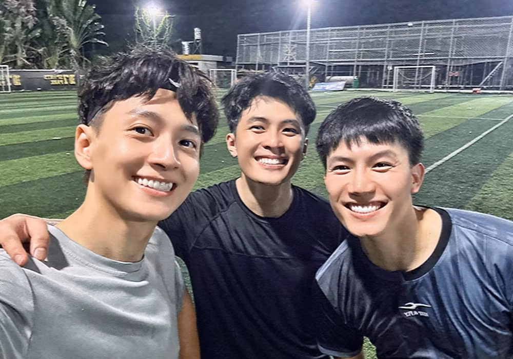 Ngô Kiến Huy, Gin Tuấn Kiệt cùng Anh Tú selfie trước giờ ra sân bóng.