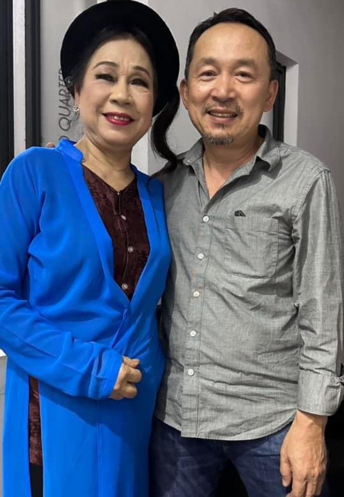 Quốc Trung vui mừng hội ngộ nghệ sĩ Thanh Hoài. Nhạc sĩ bất ngờ vì ở tuổi U80 bà vẫn hát khỏe.