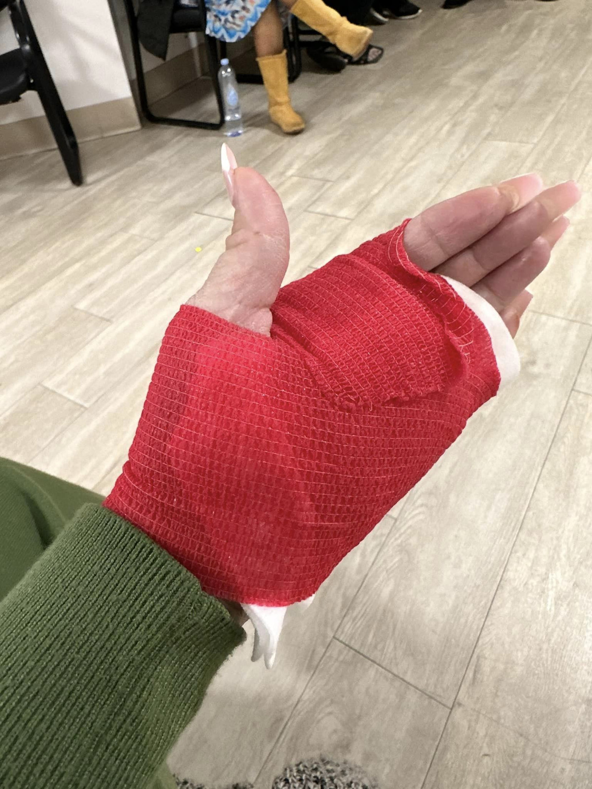 Vo cu Bang Kieu bi thuong di cap cuu, phai khau 14 mui