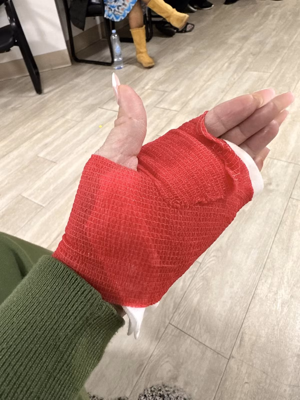 Vo cu Bang Kieu bi thuong di cap cuu, phai khau 14 mui