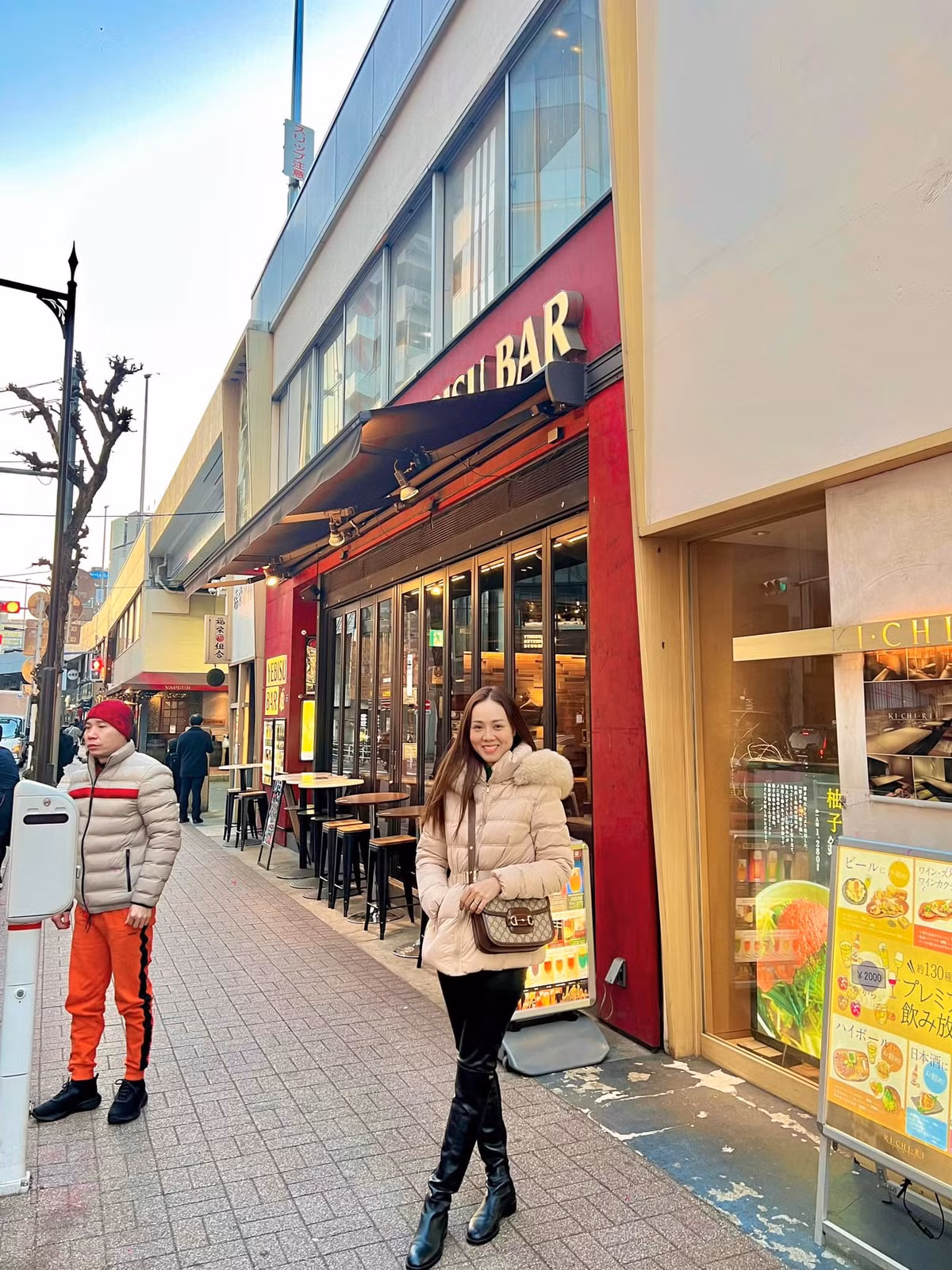 Vợ chồng NSND Công Lý quay trở lại Nhật Bản, tiếp tục hành trình chữa bệnh cho Công Lý.