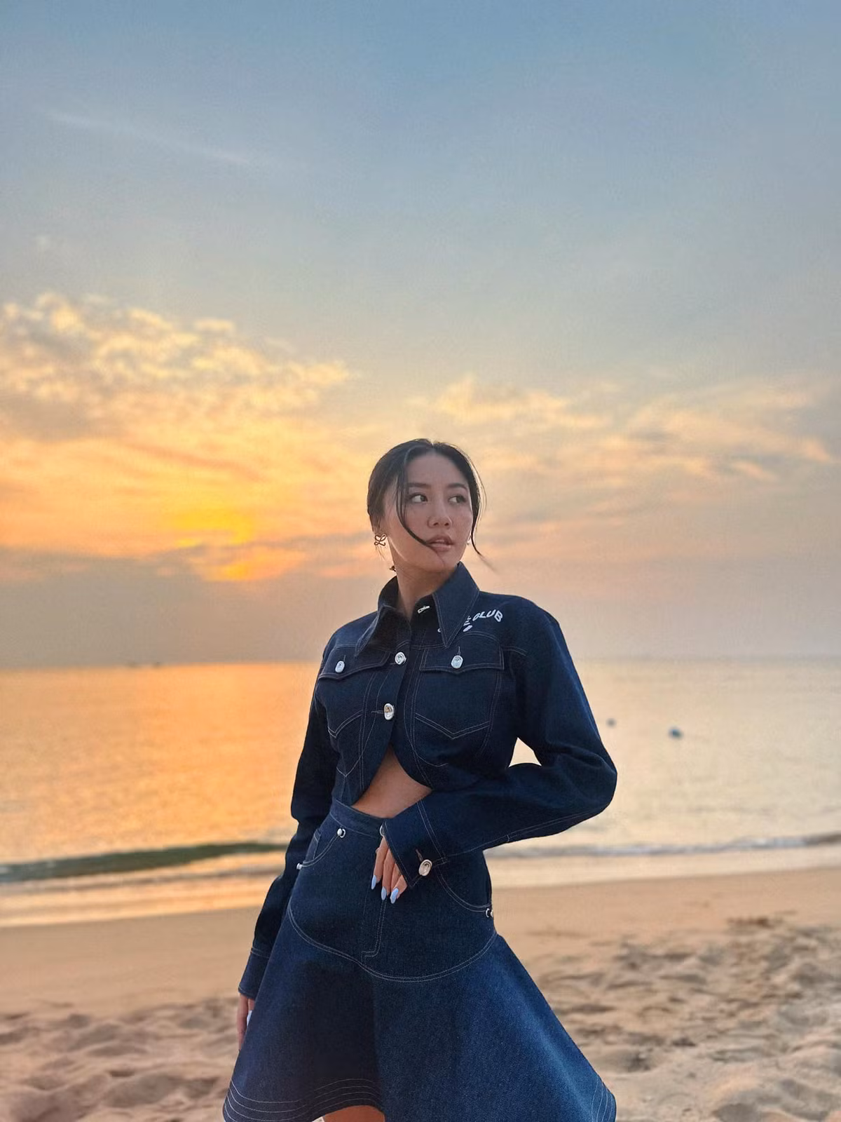 "Nếu tôi mà không xấu, trông cũng khá xinh đấy chứ", Văn Mai Hương hài hước chia sẻ.