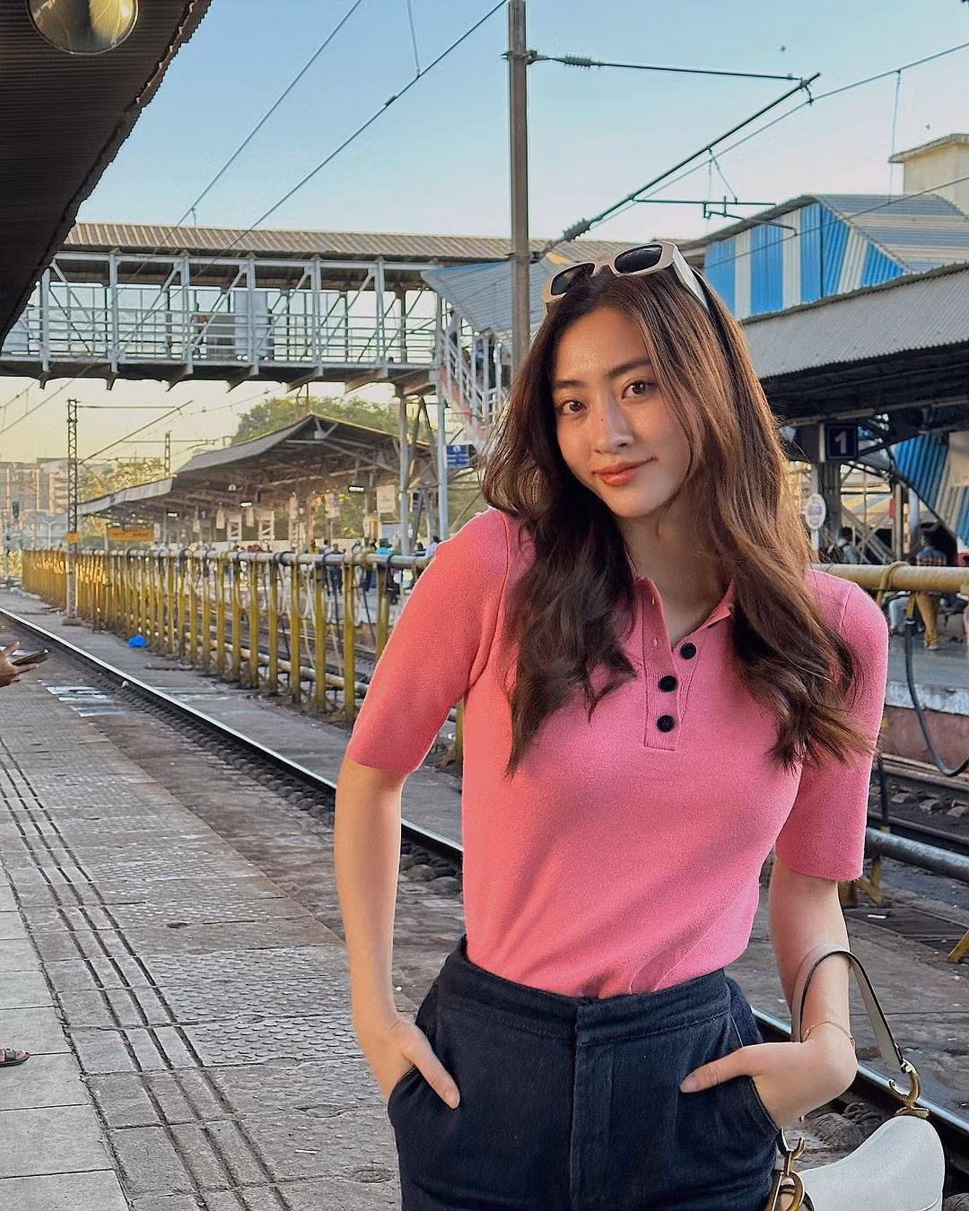 Hoa hậu Lương Thùy Linh diện đồ thoải mái xuống phố.