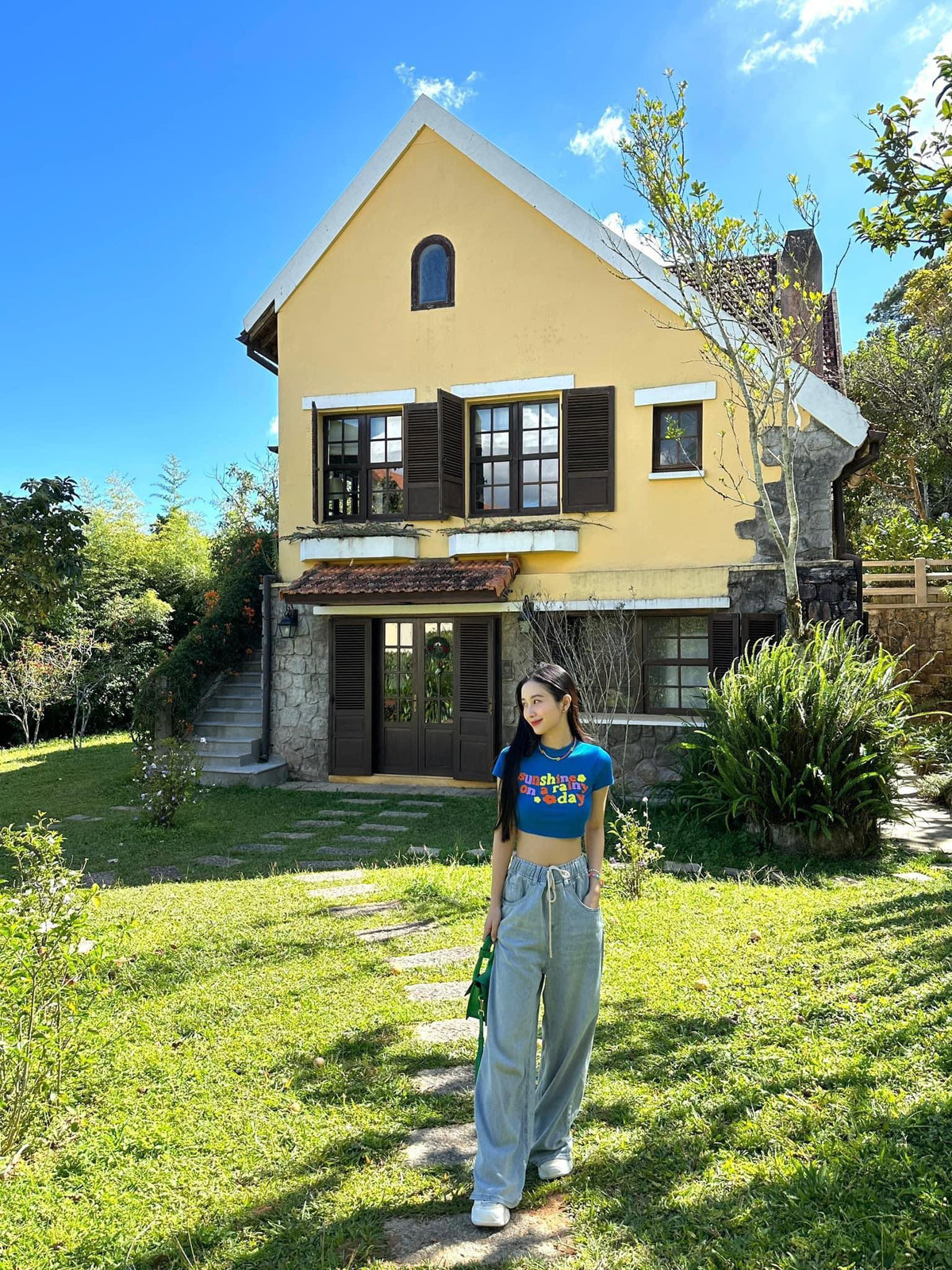 Diễn viên Jun Vũ du lịch Đà Lạt với phong cách năng động.