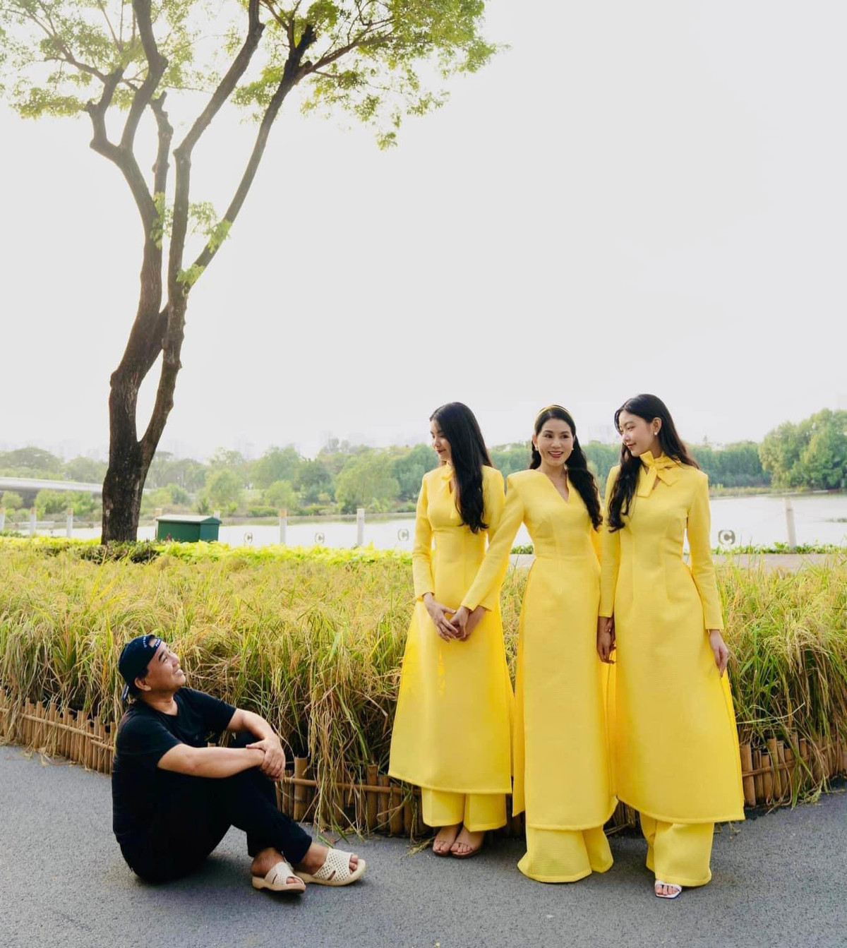 MC Quyền Linh tạo dáng hài hước bên vợ con. Anh nhắn nhủ: “Hết Tết rồi về coi nhà để tôi chuẩn bị ngày Valentine mấy chế ơi”.