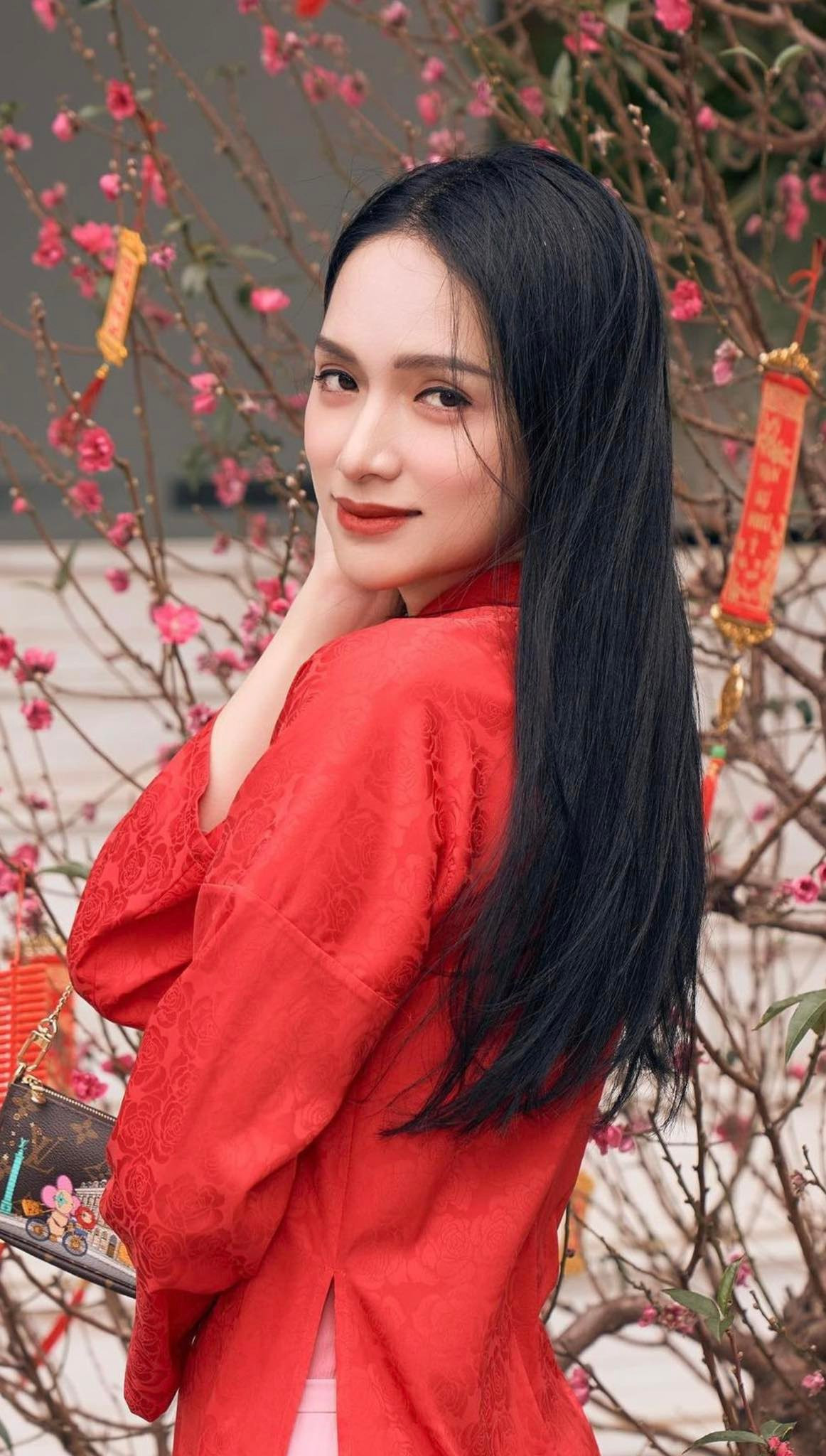 Hoa hậu Hương Giang tươi tắn trong tà áo dài đỏ. Cô hy vọng 2023 là một năm rực rỡ trong công việc và cả tình duyên.