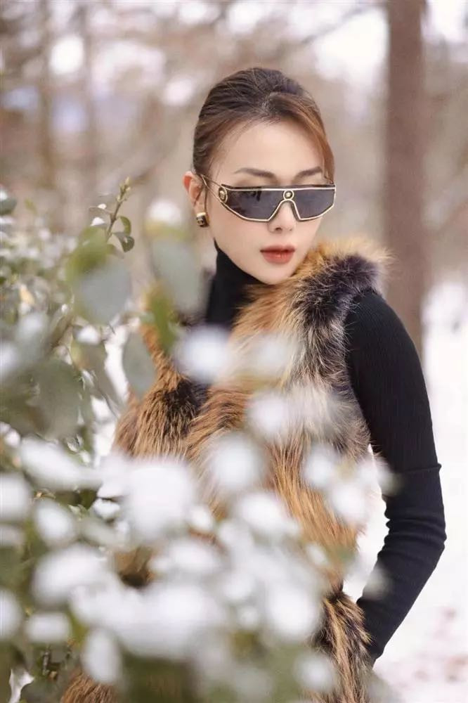 Diễn viên Phương Oanh check-in tại đảo Nami (trong phim Bản tình ca mùa đông).