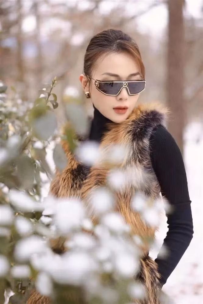 Diễn viên Phương Oanh check-in tại đảo Nami (trong phim Bản tình ca mùa đông).