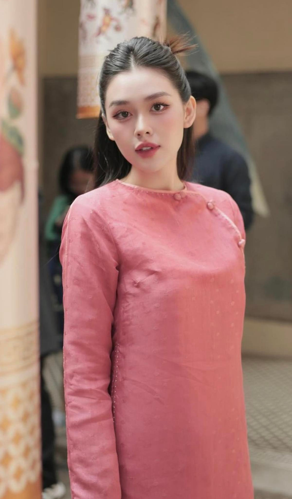 Á hậu Tường San mặc áo dài khoe vẻ đẹp trong veo. Nhan sắc mẹ một con ngày càng thăng hạng.