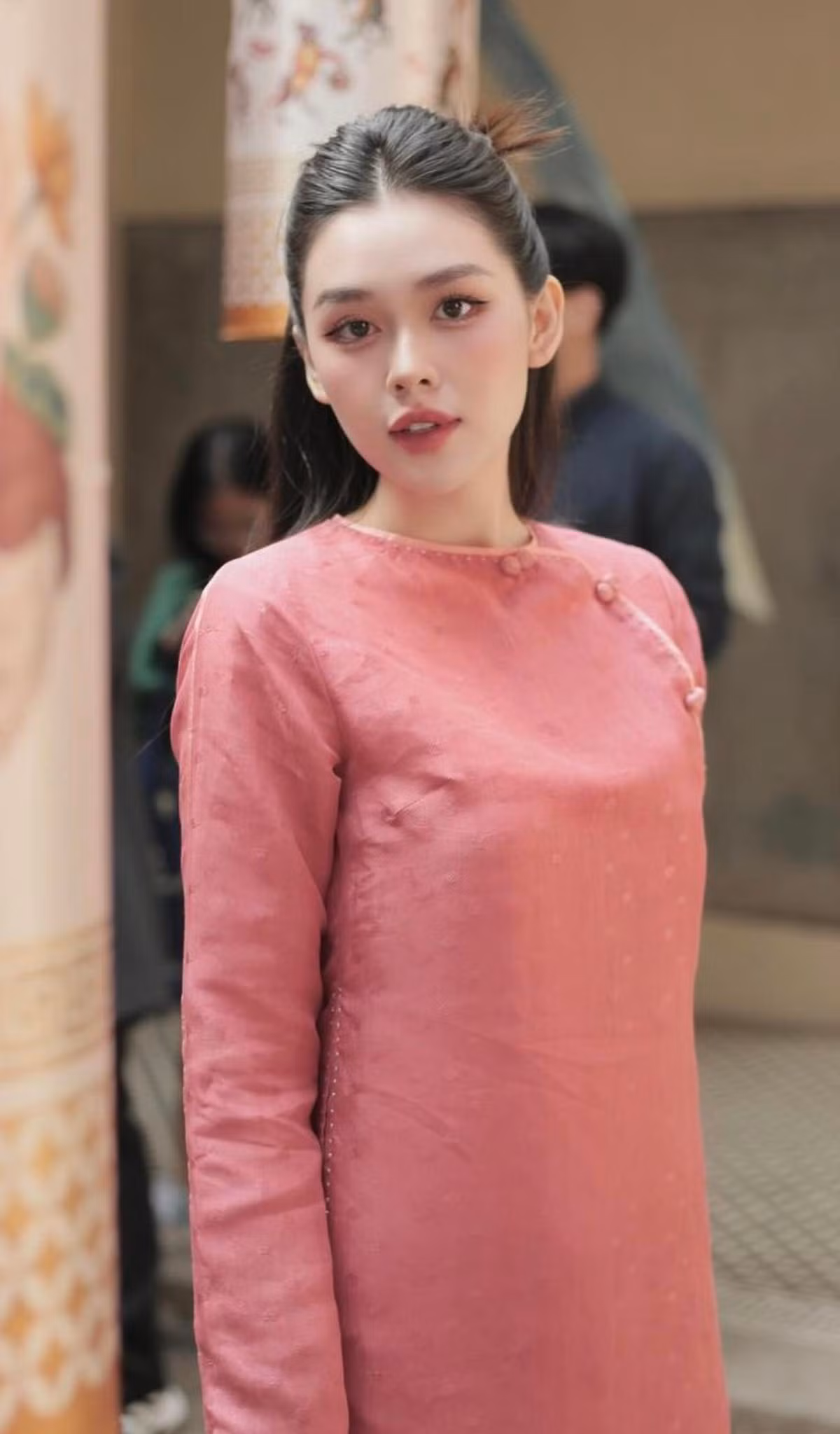 Á hậu Tường San mặc áo dài khoe vẻ đẹp trong veo. Nhan sắc mẹ một con ngày càng thăng hạng.