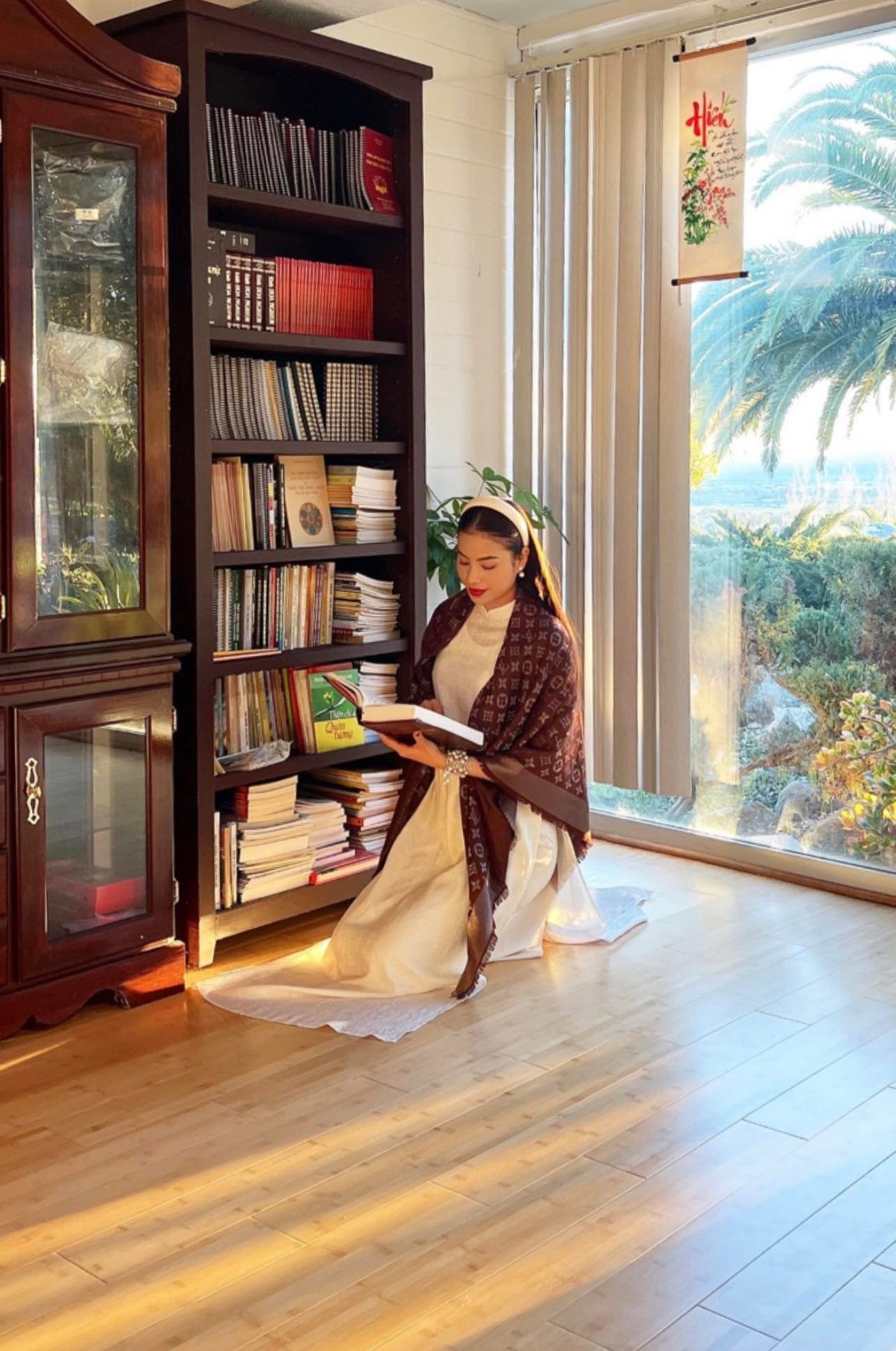 Tin Sao Việt ngày 31/1: Hoa hậu Phạm Hương dành thời gian rảnh rỗi đọc sách. Từ bỏ làng giải trí khi đang ở đỉnh cao của sự nghiệp, cô hiện có một gia đình viên mãn tại Mỹ.