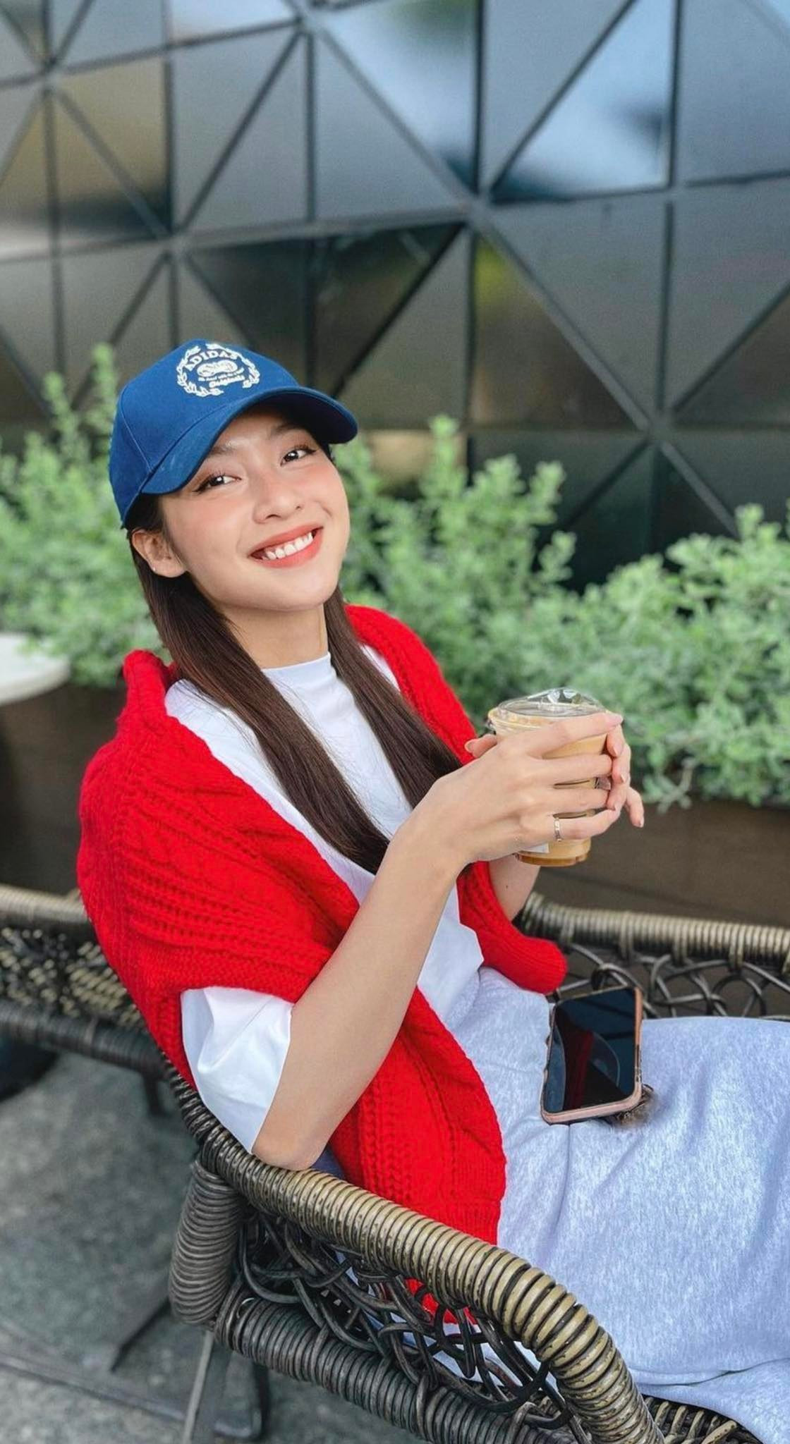 Diễn viên Khả Ngân diện đồ đơn giản nhưng vẫn nổi bật. Diễn xuất của cô ngày càng được khán giả ghi nhận.