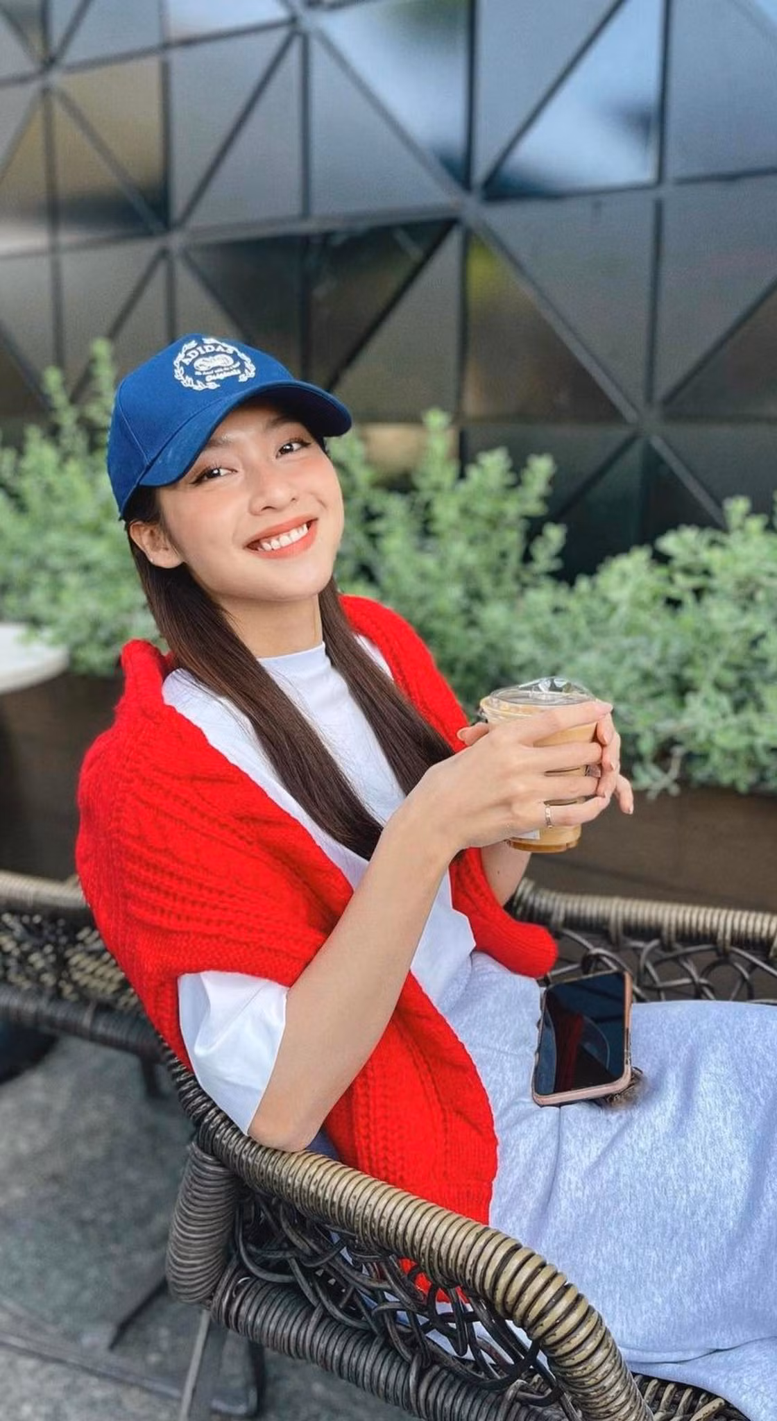 Diễn viên Khả Ngân diện đồ đơn giản nhưng vẫn nổi bật. Diễn xuất của cô ngày càng được khán giả ghi nhận.