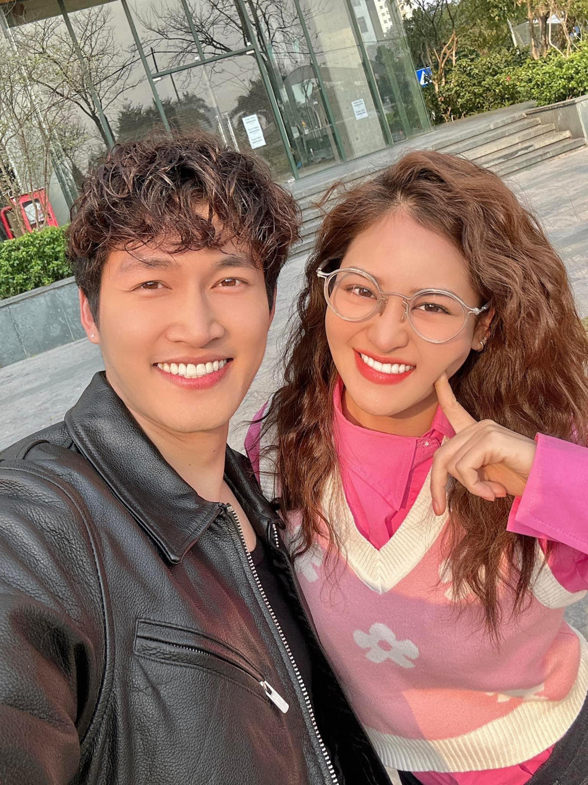 Diễn viên Thuỳ Anh rạng rỡ bên bạn diễn Đình Tú. Đây là cặp đôi chính trong bộ phim mới lên sóng “Đừng nói khi yêu”.