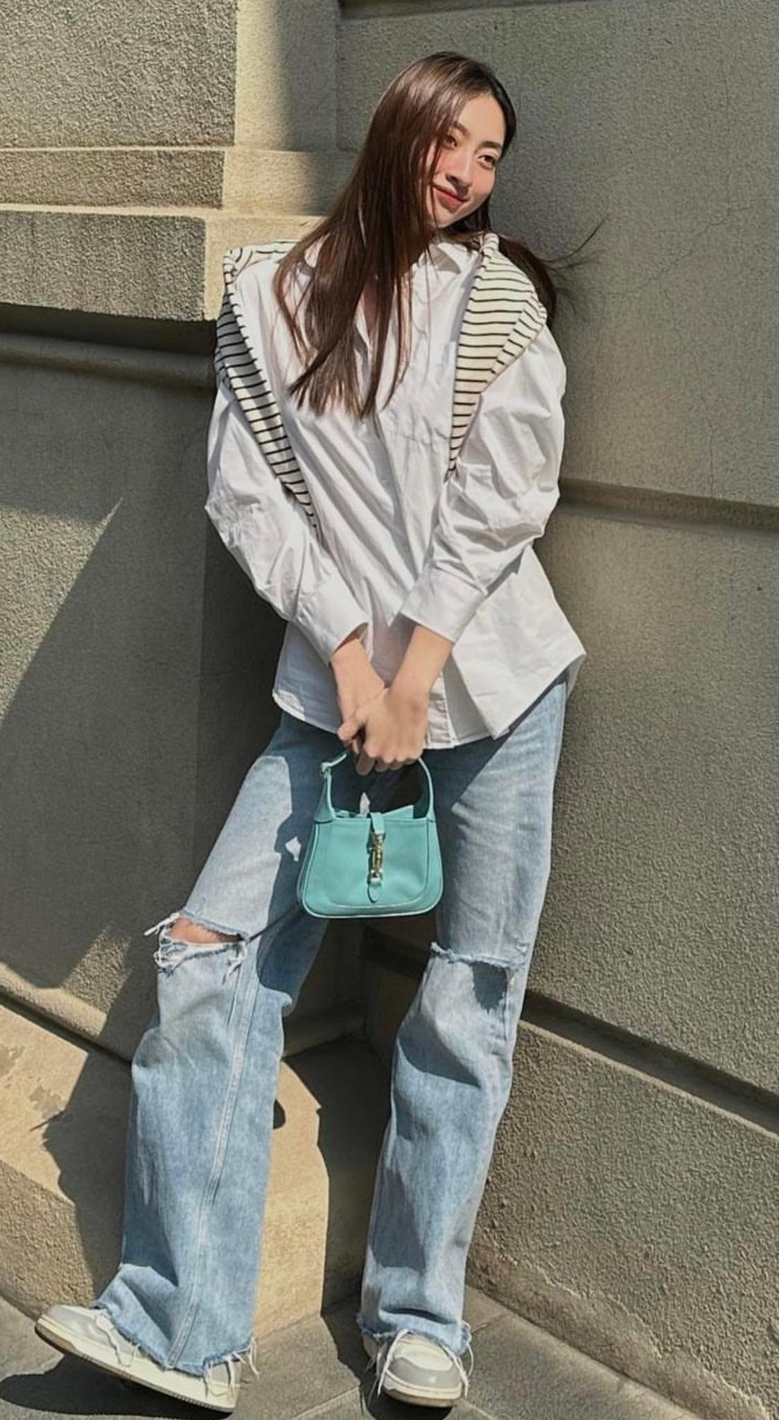 Hoa hậu Lương Thuỳ Linh diện trang phục trẻ trung dạo phố. 