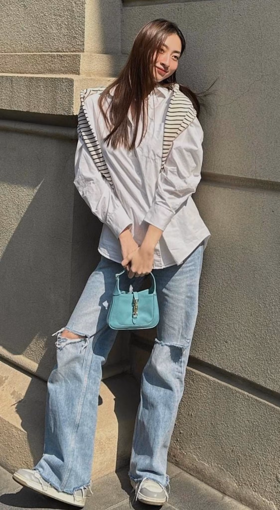 Hoa hậu Lương Thuỳ Linh diện trang phục trẻ trung dạo phố. 