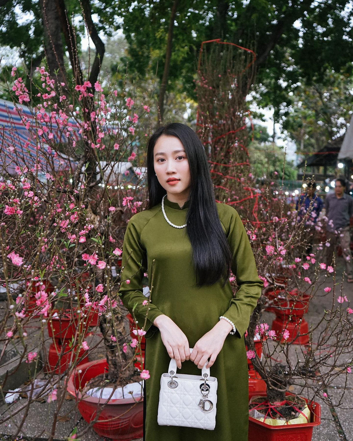 Sao Việt Huỳnh Hồng Loan "thả thính" những ngày đầu xuân. Cô hài hước viết: "Tết anh đã có hoa đào, còn em chưa có anh nào rước đi".