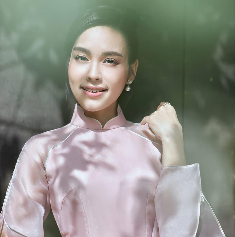 Ca sĩ ‘O Sen’ Ngọc Mai nền nã trong áo dài hồng. Cô viết: “Thành công là một hành trình, không phải là một đích đến".