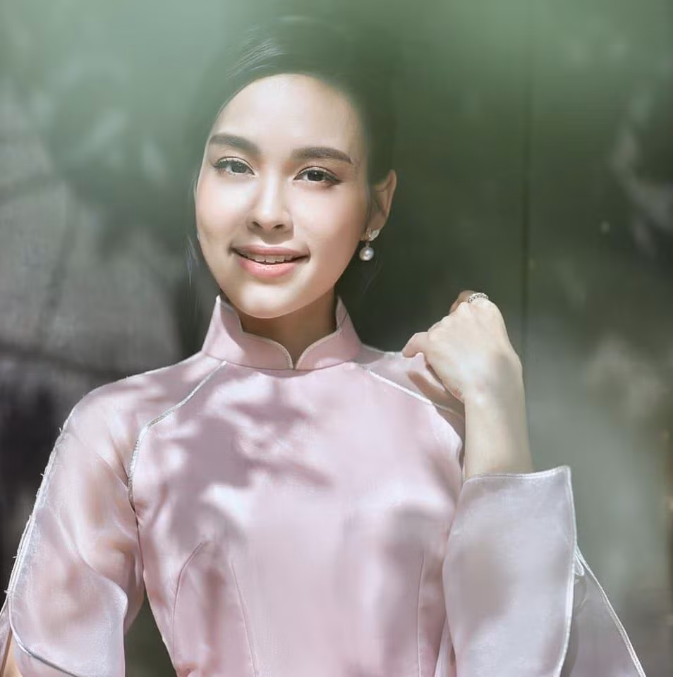 Ca sĩ ‘O Sen’ Ngọc Mai nền nã trong áo dài hồng. Cô viết: “Thành công là một hành trình, không phải là một đích đến".