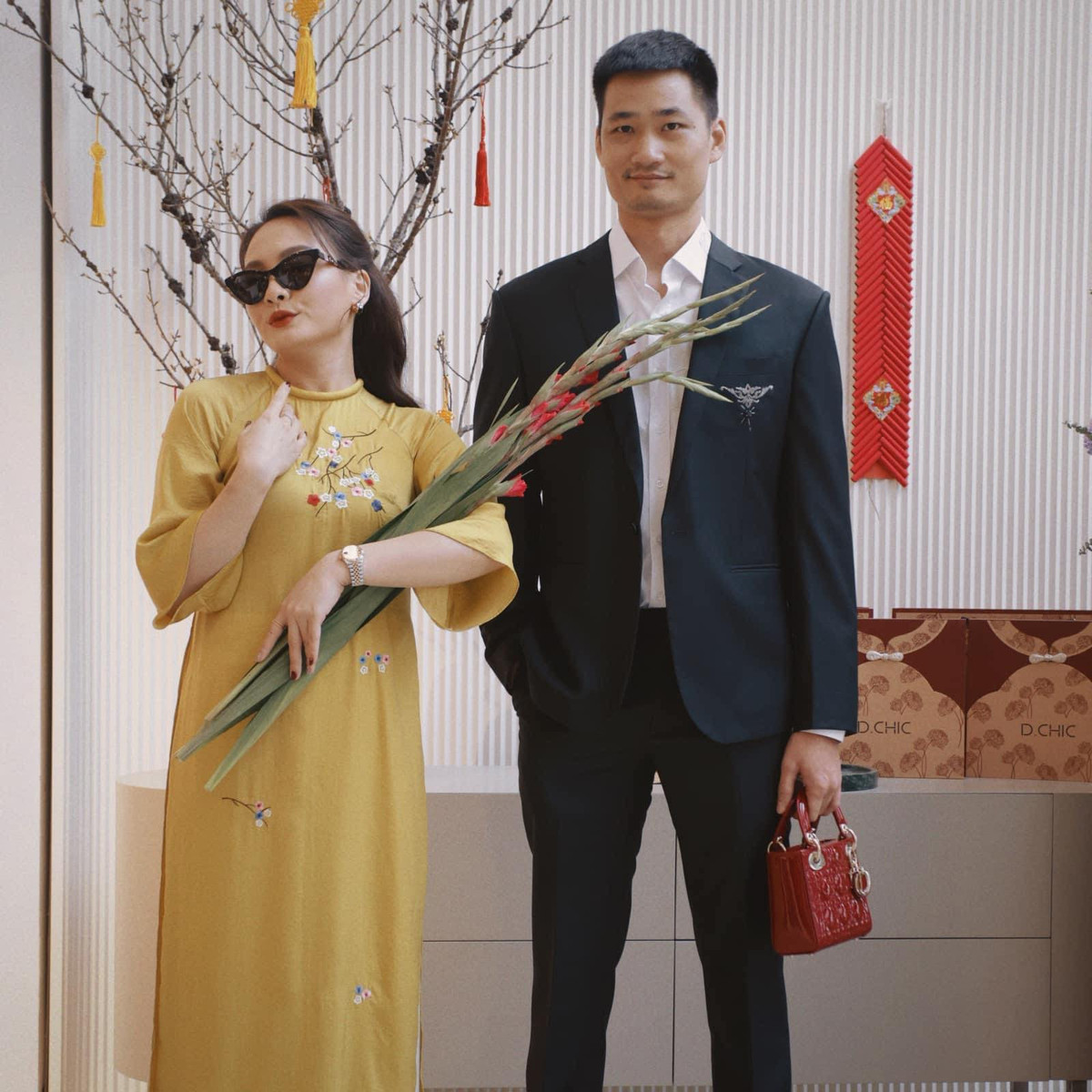 Diễn viên Bảo Thanh nhí nhố bên chồng. Cô thắc mắc hỏi: “Hết Tết chưa ạ”.