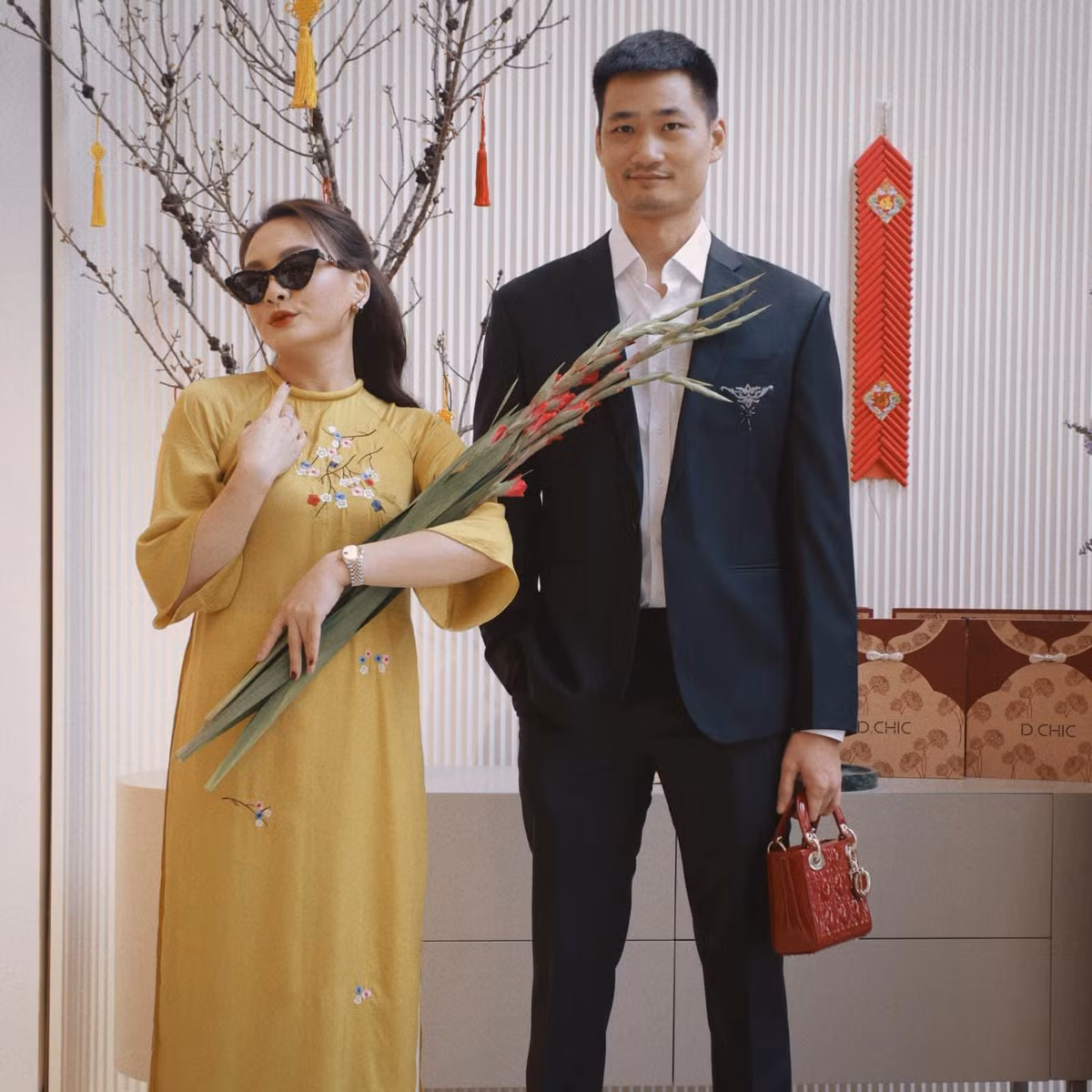 Diễn viên Bảo Thanh nhí nhố bên chồng. Cô thắc mắc hỏi: “Hết Tết chưa ạ”.