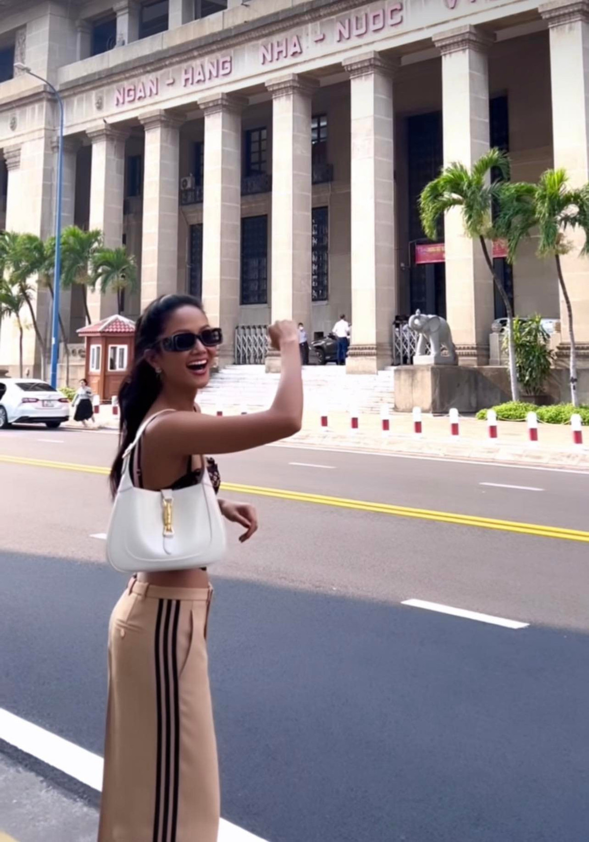 Hoa hậu H’Hen Niê rạng rỡ trở lại guồng quay công việc.