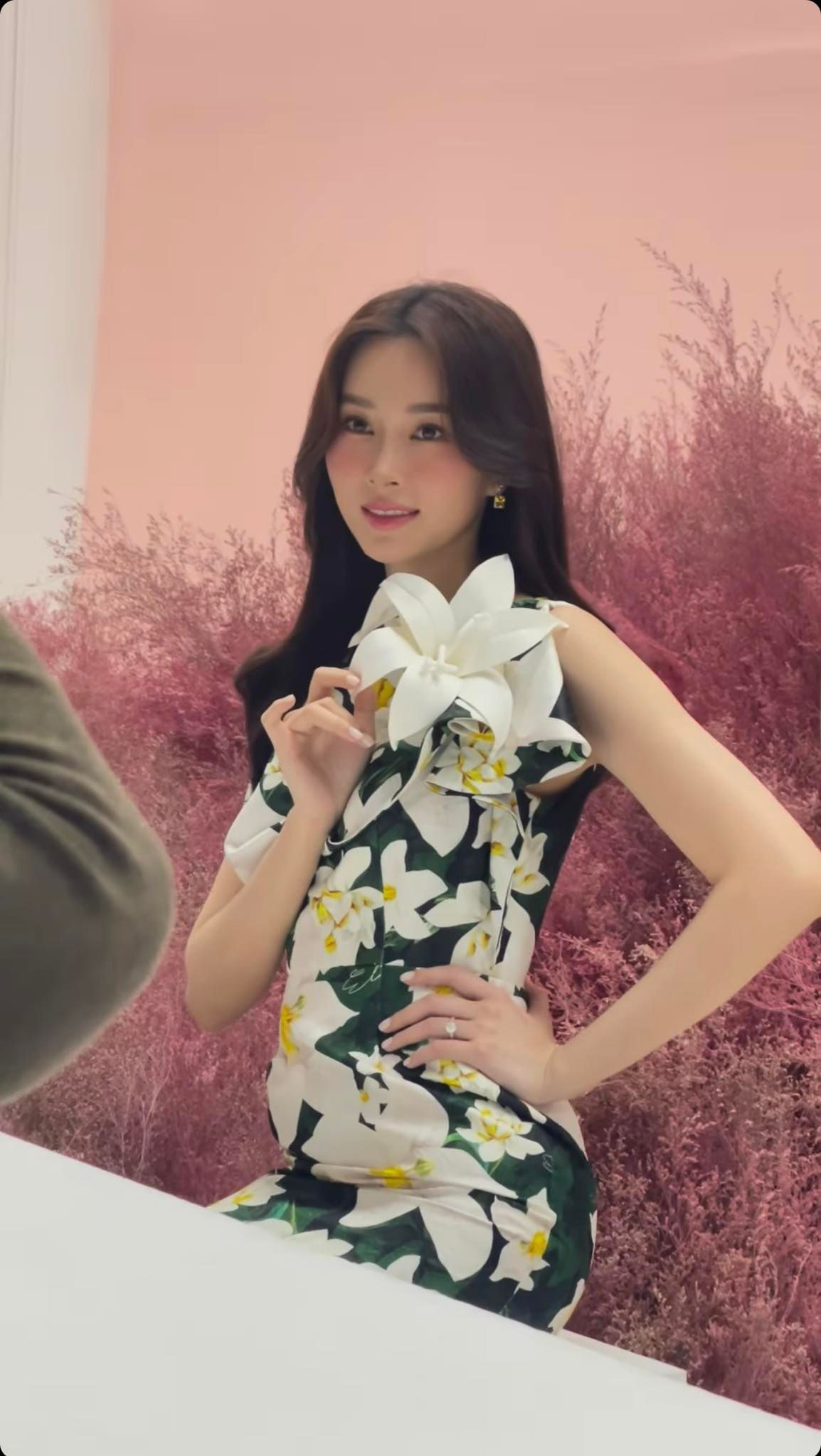 Hoa hậu Đặng Thu Thảo quay trở lại làm việc. Mẹ hai con vẫn ghi điểm nhờ vẻ đẹp dịu dàng, trong sáng.