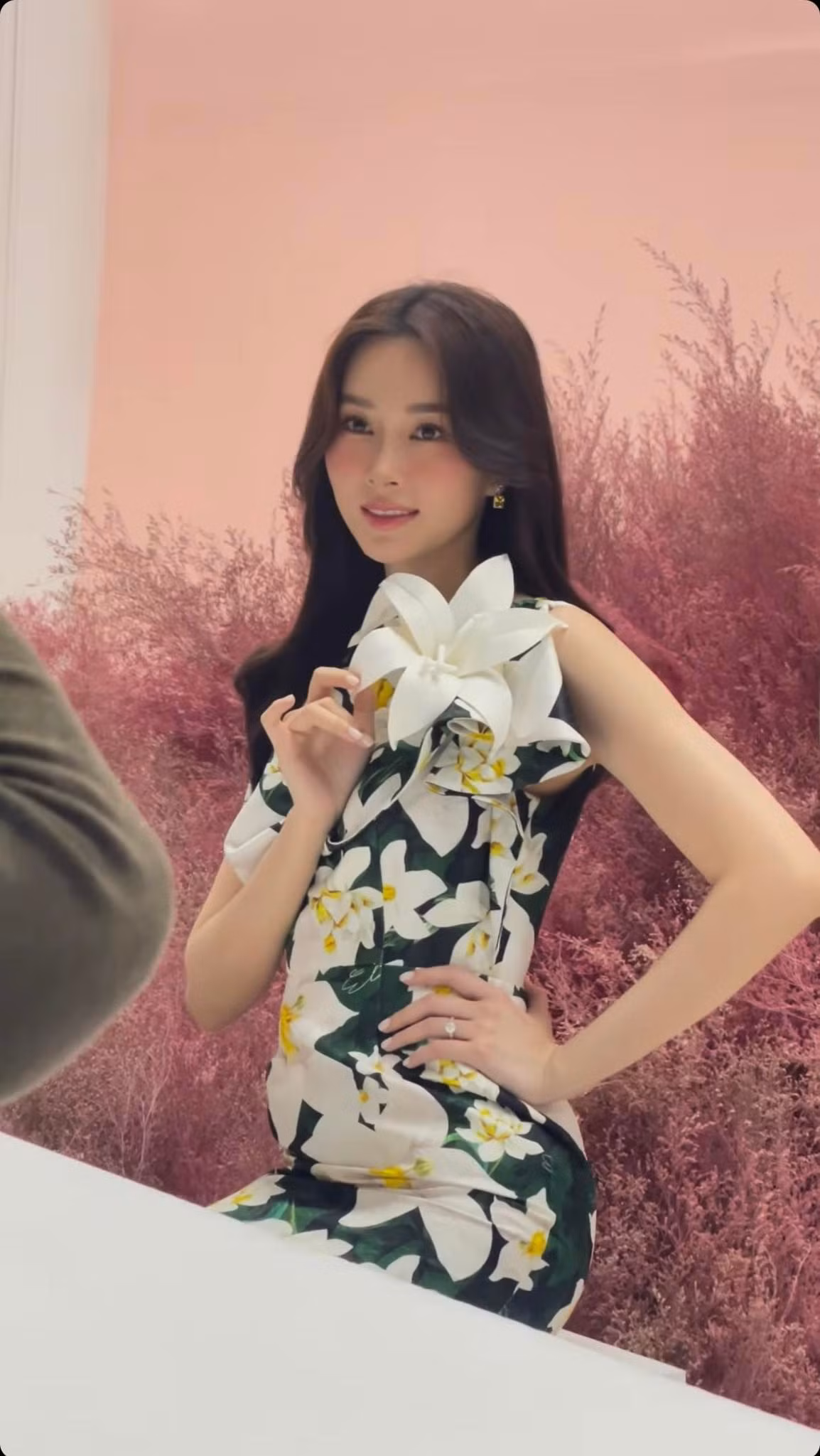 Hoa hậu Đặng Thu Thảo quay trở lại làm việc. Mẹ hai con vẫn ghi điểm nhờ vẻ đẹp dịu dàng, trong sáng.