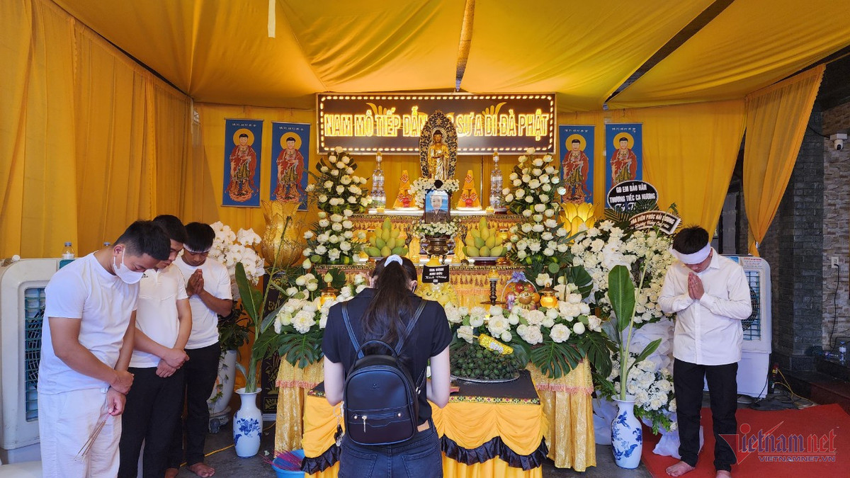 Có cả những người hâm mộ chưa gặp Tú Thanh ngoài đời nhưng vẫn tới tiễn đưa em. Trong hàng trăm người đến viếng ca nương, có nhiều người thuộc Câu lạc bộ chiếu xẩm Hải Phòng. Sau vòng hoa trắng và nén hương tiễn biệt ca nương trẻ, họ thể hiện hát bài xẩm nổi tiếng Phụ mẫu. 