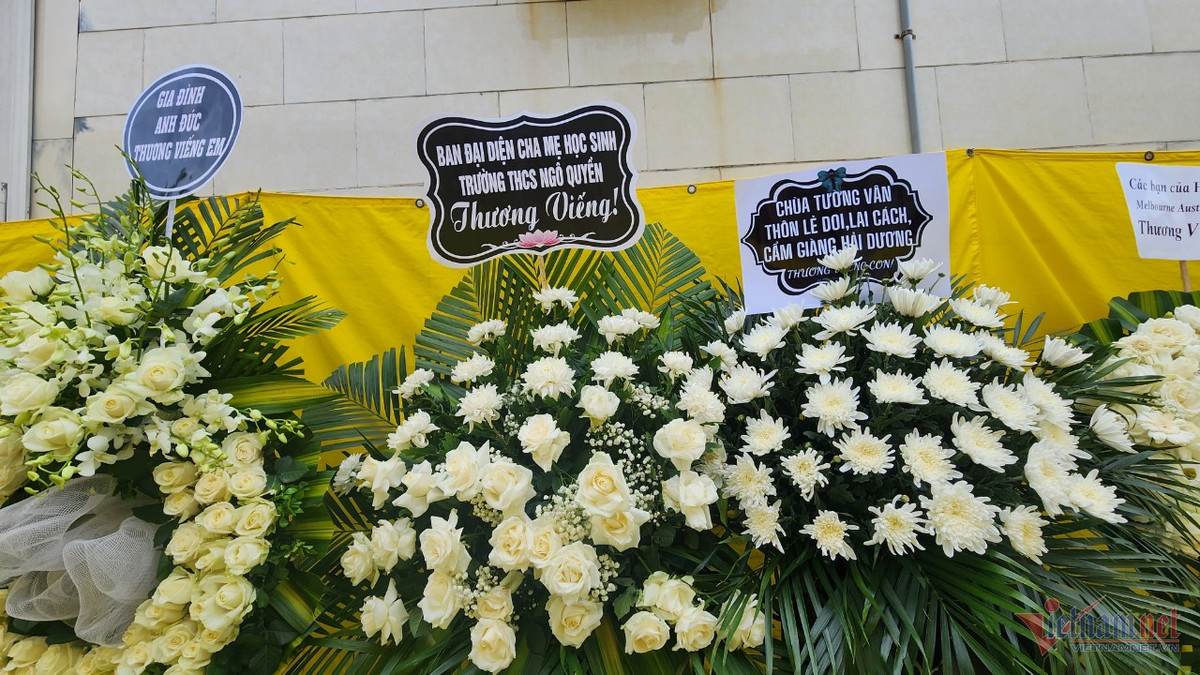  “Tú Thanh là ca nương tài năng mà bản chùa và các Phật tử trong vùng vô cùng ái mộ. Em còn nhỏ nhưng giàu lòng kính quý Phật pháp, lễ phép, hiền hậu. Cứ mỗi dịp lễ Vu Lan, Phật đản hay các ngày lễ khác, Tú Thanh đều về chùa Hang để hát ủng hộ và tham gia cầu nguyện hướng thiện cùng mọi người. Hôm nay trong đám tang của con tôi đến cầu nguyện mà nước mắt không ngừng rơi vì tiếc thương cô bé quá", thầy Thích Giác Hiệu chia sẻ với VietNamNet. 15h30 chiều nay (2/7), gia đình sẽ làm lễ truy điệu cho Tú Thanh. Vào 16h, người hâm mộ, các nghệ sĩ Hải Phòng và bà con, họ tộc sẽ tiễn đưa ca nương nhỏ tuổi về cõi vĩnh hằng.