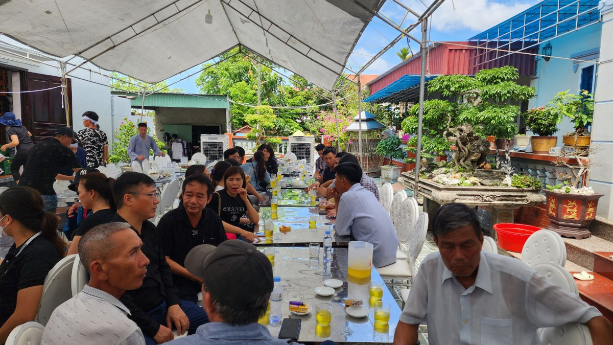 Đông đảo người dân tới chia buồn và đưa tiễn ca nương về nơi an nghỉ.