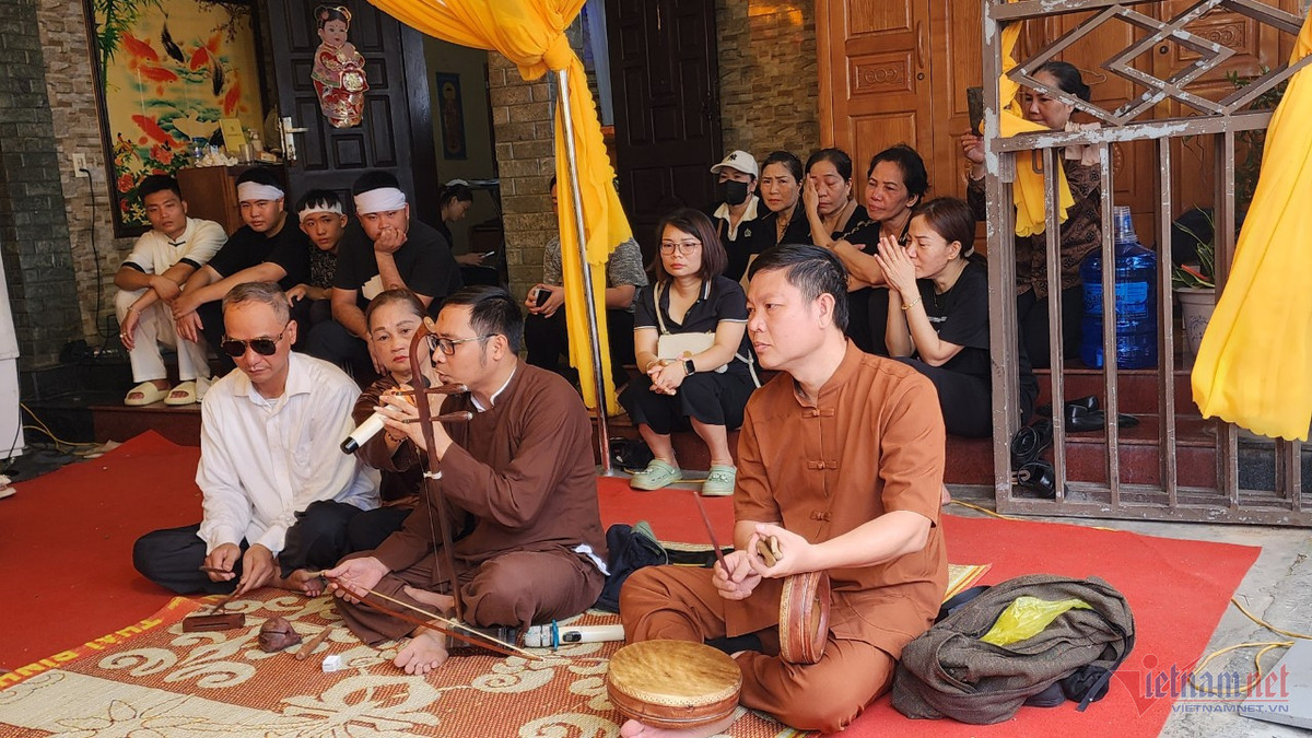 Bài xẩm lời cổ vang lên khiến nhiều người thổn thức.