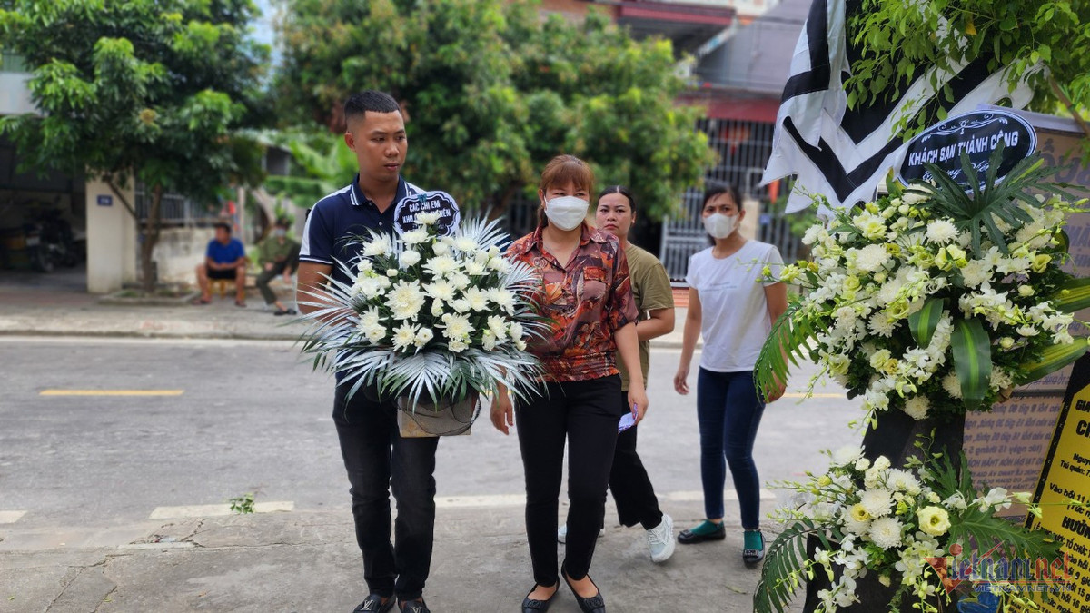 Lễ tang ca nương Tú Thanh được tổ chức trang trọng theo nghi lễ địa phương. Người dân và người hâm mộ tới viếng chỉ mang theo hoa trắng.