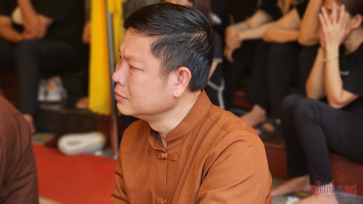 Thành viên CLB chiếu xẩm Hải Phòng chơi nhạc khi hai mắt đỏ hoe hoe, nước mắt rơi dài trên má. Tại bàn đón tiếp của tang lễ, em Đỗ Huyền (18 tuổi, ở cùng nhà để tu tập với ca nương) kể: “Em và Tú Thanh được mẹ nuôi nhận đỡ đầu, sống cùng nhau 3 năm nay. Chị em yêu thương nhau như ruột thịt. Nay em ấy mất, bọn em đau đớn vô cùng. Bố mẹ Tú Thanh đang trên đường về Việt Nam, không kịp để đưa tiễn em ra đài hoá thân. Chắc cô chú đớn đau lắm”.