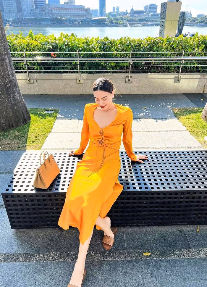 Để khiến bản thân không quá xuề xòa khi mang dép lê, Hồ Ngọc Hà không chỉ chọn các thương hiệu xa xỉ mà còn kết hợp với túi xách đồng điệu để nâng tầm sang chảnh.