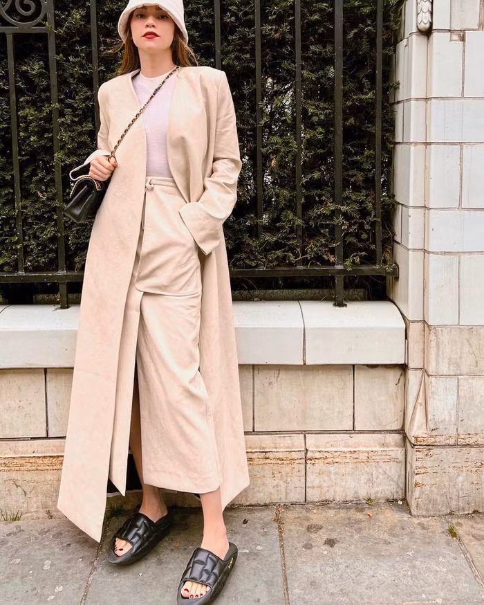 Hồ Ngọc Hà từng mang đôi dép lê Balmain 17 triệu to "như chiếc xuồng" trong chuyến công tác kết hợp du lịch châu Âu cùng Kim Lý.