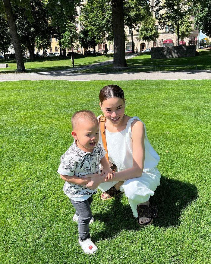 ữ ca sĩ rất chuộng dép lê có đôn đế để vừa thoải mái khi phải di chuyển nhiều lại "hack" thêm được chút chiều cao như đôi dép Louis Vuitton này chẳng hạn.