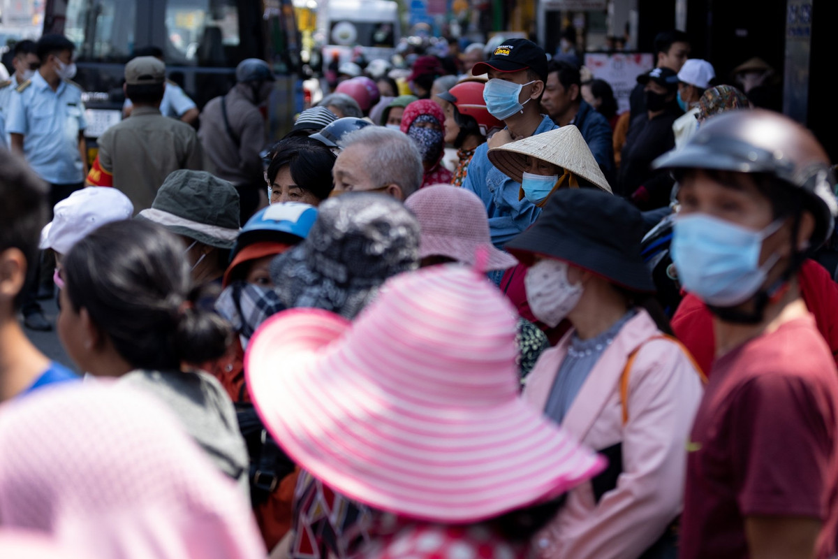 Giao thông ở hai con đường này trở nên ùn tắc. Lực lượng cảnh sát giao thông, dân quân phải tăng cường để điều tiết giao thông. "Vũ Linh, ông ra đi thanh thản. Chúng tôi không biết tìm đâu ra ông nữa rồi. Hai ngày qua, tối nào tôi cũng lên mạng xem những video ông diễn. Cả nhà tôi ai cũng khóc. Mong ông ra đi thanh thản", bà Nguyệt Quỳnh (quận 8) chia sẻ với Zing