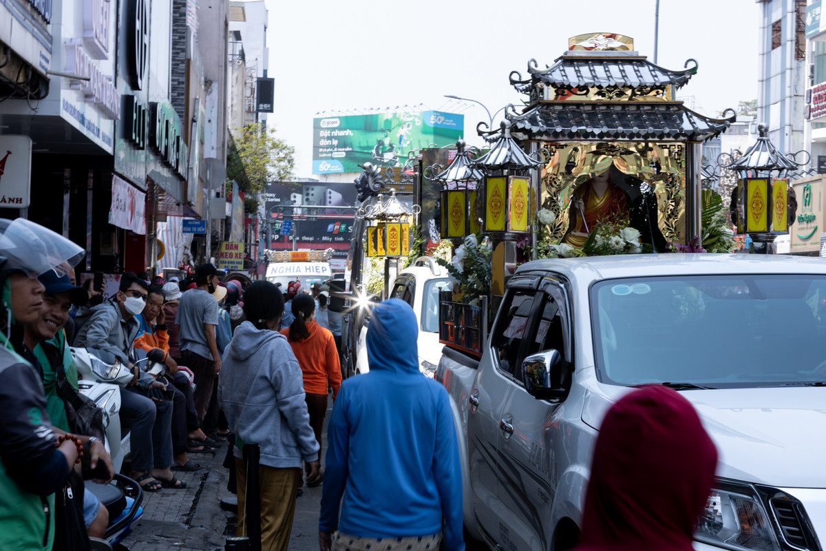 Khoảng 11h30, lễ di quan của nghệ sĩ Vũ Linh diễn ra. Linh cữu của ông được đưa đi an táng tại Nghĩa trang Hoa viên Bình Dương. Nghệ sĩ Ưu tú Vũ Linh tên thật là Võ Văn Ngoan, sinh năm 1958. Ông được xưng tụng là "ông hoàng cải lương Hồ Quảng". Vũ Linh từng kết hợp với nhiều nghệ sĩ nữ nổi tiếng của sân khấu cải lương như Phương Hồng Thủy, Tài Linh, Thanh Thanh Tâm, Ngọc Huyền, Thoại Mỹ, Thanh Hằng. Ông và Tài Linh được xem là đôi “thanh mai - trúc mã”, nổi danh cả nước trong băng đĩa Mưa bụi. Nghệ sĩ mất ngày 5/3 tại nhà riêng trong vòng tay người thân, ngay sau cuộc gọi cuối cùng với nghệ sĩ Tài Linh từ Mỹ,