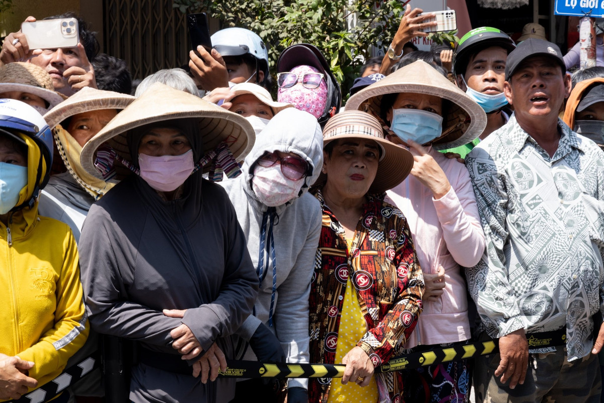 Phía sau hàng dây chắn, nhiều người vẫy tay, chào khi xe tang của nghệ sĩ Vũ Linh đi qua. "Tạm biệt nghệ sĩ Vũ Linh", "Tạm biệt ông hoàng cải lương Hồ Quảng".... nhiều người cất lên kèm tiếng khóc.