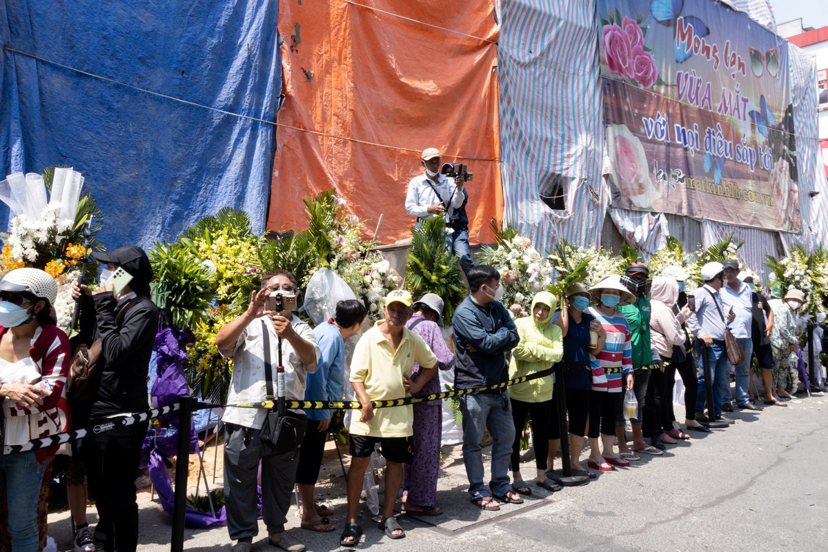 Nhiều khán giả bật khóc khi nói về sự ra đi của nghệ sĩ Vũ Linh. Ban tổ chức lễ viếng nghệ sĩ Vũ Linh bố trí hàng chục người làm nhiệm vụ đảm bảo an ninh khu vực tại đây.